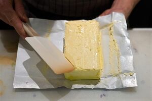Зачем опытные хозяйки замораживают сливочное масло
