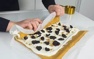 Экспресс-медовик: нежный рулет с черносливом и сметанным кремом