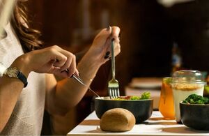 Ученые назвали лучшее время для ужина