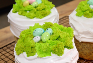 Пасхальный декор за 5 минут: украшаем куличи «лесным мхом»