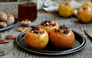 Запеченные яблоки с орехами