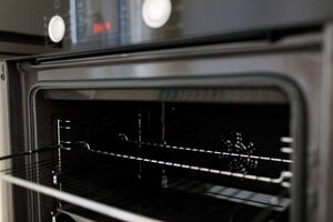 Как быстро отмыть духовку с помощью домашних средств