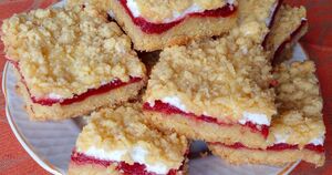 Нежный сметанный пирог с двойной начинкой