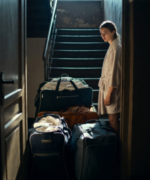 Она собрала все его вещи и аккуратно выставила их на лестничную клетку ранним утром, когда сын ещё спал.