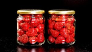 Чтобы клубника или вишня в варенье оставалась целой, упругой и почти как мармелад, без многократного кипячения, с сохранением полезных свойств и при этом спокойно хранилась без холодильника.