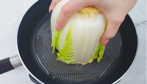 Подруга научила меня готовить пекинскую капусту так вкусно, что я уже целую неделю делаю её на ужин. Невероятно вкусно!