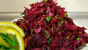 Пикантный салат из свеклы и огурцов