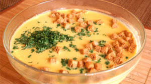 Этот сырный суп сможет приготовить каждый. А по вкусу — само совершенство!