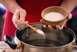 Попрощайтесь с вонючими стоками: просто налейте это в раковину — и избавитесь от проблемы в одно мгновение.