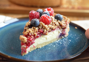 Творожный пирог с ягодами и хрустящей крошкой