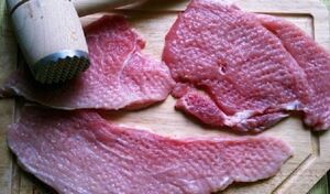 Раньше я никак не решалась попробовать, но теперь всё-таки сделала: так запанировала отбивные, что их смели до последнего кусочка!