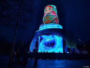 В парке Зарядье распустились первоцветы, а Матрешка Москвы показывает новое шоу