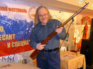 Трехлинейная винтовка на брезентовом ремне...