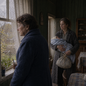 На перроне ко мне подошла молодая женщина, держа на руках грудного ребёнка и узелок с ситцевыми распашонками