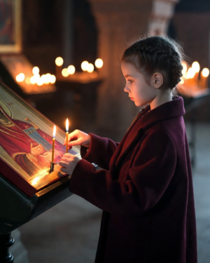 Каждое воскресенье в храм приходила семилетняя девочка. Она ставила свечу и сразу уходила. Однажды священник решил проследить за ней.