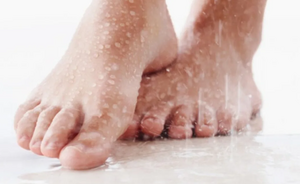 Повышенная потливость ног: причины, риски и эффективные способы решения