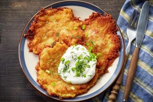 Картофельные оладьи с морковью и зелёным луком — румяные, аппетитные, с хрустящей корочкой и готовятся всего за 15 минут!