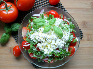 Трендовый салат из помидоров с творогом в сливках: просто, свежо и очень вкусно