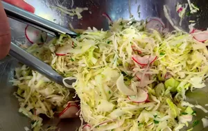 Чем дольше настаивается, тем становится вкуснее! Самый аппетитный салат из капусты «как в столовой»: отлично подходит к шашлыку.