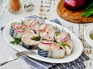 Моя мама готовит так уже много лет — скумбрия в ароматном маринаде, которая по вкусу ничуть не уступает красной рыбе. 