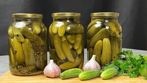 Не стерилизую банки и не кипячу крышки: так мы каждый год заготавливаем огурцы на зиму — проверенный семейный рецепт.