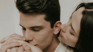 Как вести себя с мужчиной, чтобы он сам тянулся к женщине?