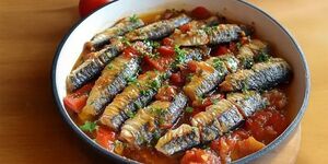 Рецепт действительно очень простой, но получается настолько вкусно, что особенно с отварной картошечкой — просто пальчики оближешь! И сама рыбка выходит замечательная, и соус, в котором она готовится, получается очень удачным. Мы ещё любим макать в него с