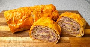 Рулетики из яичных блинчиков без муки с сочной мясной начинкой и сыром — хорошо держат форму, не разваливаются, получаются нежными внутри и аппетитно румяными снаружи.