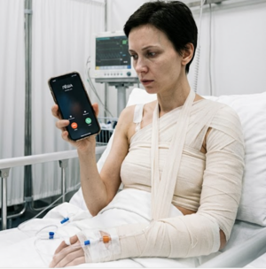 «Хватит сюда звонить, не мешай нашему счастью», — бросила любовница и отключилась , когда жена звонила из больницы