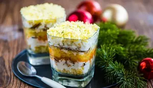Веррин с тунцом, яйцом мимоза и майонезом.