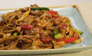 Лапша удон с курицей и овощами в соусе терияки