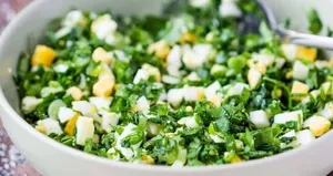 Эти 10 салатов с яйцом готовятся всего за 15 минут, а вкус — как в хорошем ресторане!