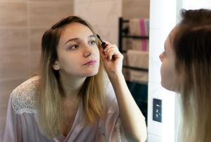 Как убрать пятна от косметики на одежде без порошков и гелей