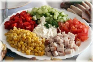 Салат с копчёной курицей за 10 минут — сочный, яркий и отлично подходит для праздничного стола.