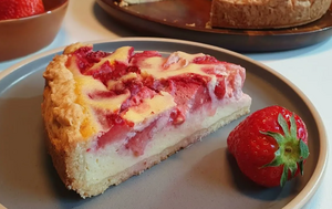 Нежный творожный пирог с клубникой и сметанным кремом