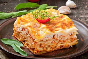 Домашняя лазанья, от которой кухня наполняется ароматами Италии — сочная мясная начинка, нежные слои теста и румяная сырная корочка. Блюдо, которое семья просит готовить снова и снова