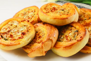 Ленивые пирожки-улитки с мясом и картофелем: без дрожжей, без лепки и всего за 20 минут
