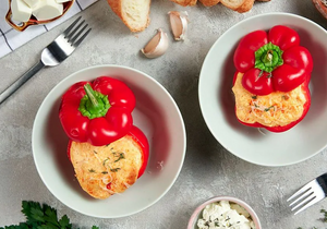 Болгарский фаршированный перец с брынзой и яйцом: простой рецепт для завтрака или лёгкого ужина