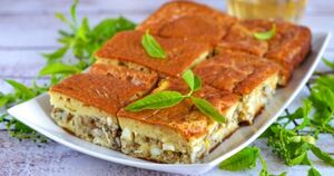 Мягкий заливной пирог с курицей и сыром — сытная выпечка для всей семьи