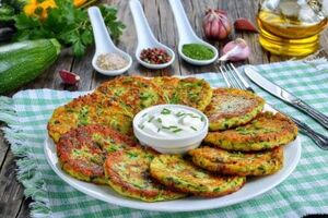 Хрустящие овощные оладьи с кабачком и картофелем: вкусная и полезная закуска