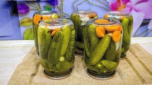 Домашние маринованные огурцы с укропом, морковью и дольками чеснока. 