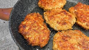 Скупаю кабачки и готовлю из них сочные котлеты: желток кладу внутрь, белок использую для панировки, тушу 15 минут — получается невероятно вкусно!