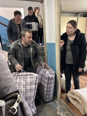 «Коробки несите сразу в спальню, там угол свободный найдётся!» — распорядилась свекровь, врываясь с сумками и объявляя, что Кирилл с Алиной поселятся у них