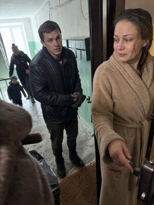 «Всё, я больше не могу,» — простонала Алина и, захлопнув учебник, выскочила на улицу