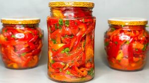 Салат из сладкого перца на зиму: пикантная закуска, которая первой исчезает со стола