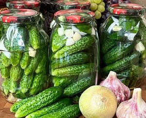 Рецепт сладковатых маринованных огурчиков на зиму: они всегда получаются невероятно вкусными и хрустящими