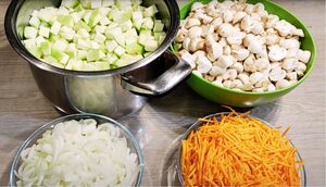 Кабачки в соусе сацебели: пикантные, ароматные и невероятно вкусные. Один секретный ингредиент придаёт им особенный вкус.