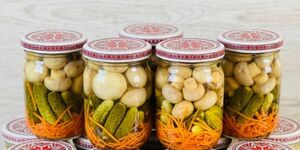 Одна банка на столе — и больше ничего не нужно: огурцы с грибами, которых всегда оказывается мало