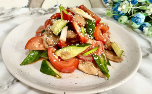 Хрустящий салат с огурцами и курицей в азиатском стиле