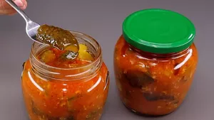Закрыла на зиму тридцать пять банок этой огуречной закуски — и ни одной не осталось! Получается невероятно вкусно, а хранить заготовку можно прямо в обычном шкафу.